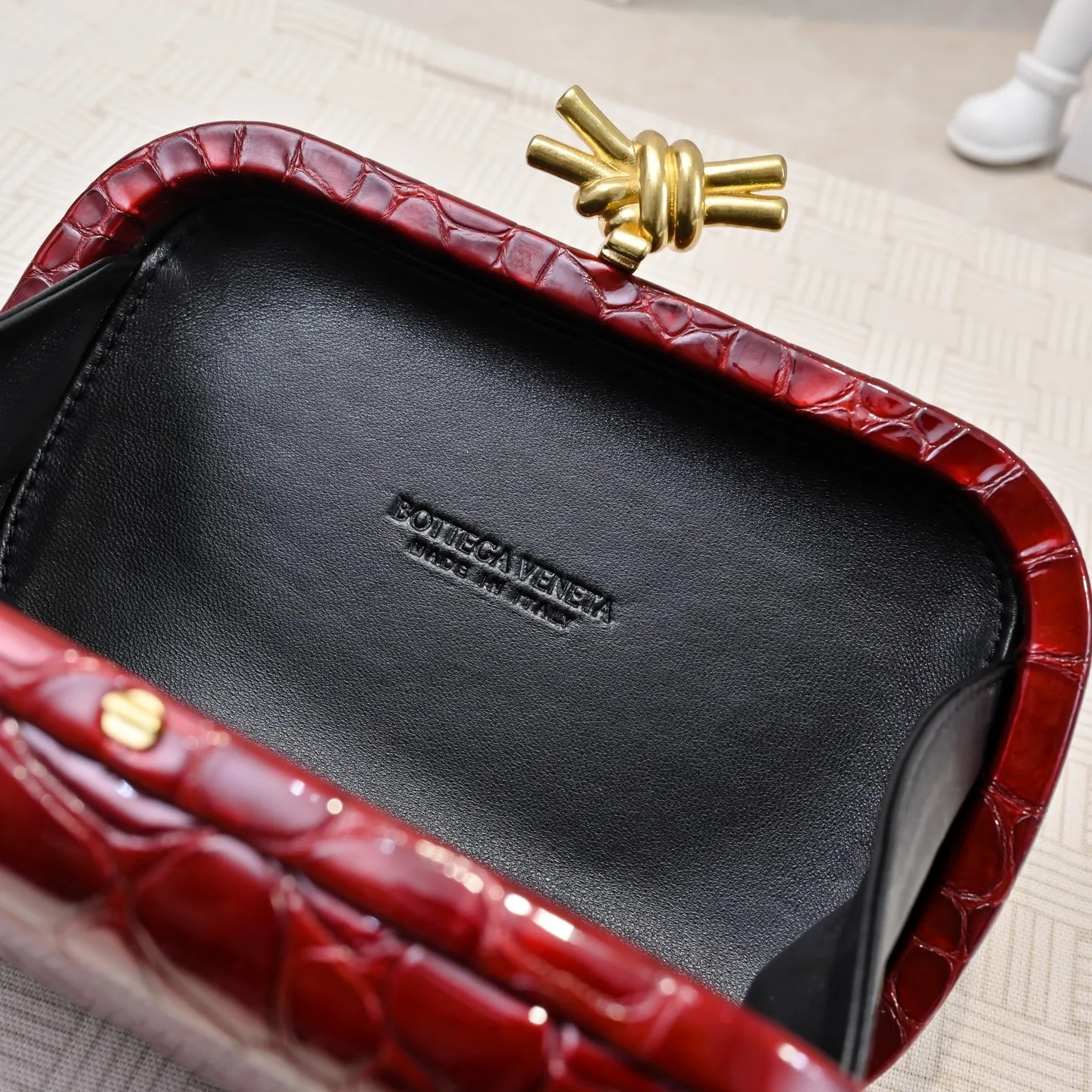 Batch 1560 #BV Knot pearlescent crocodile pattern evening bag series 🐊 Each bag reveals exquisiteness and elegance. It is made of crocodile leather with knot buckle. The leather feels super good and is unforgettable. 🐊 Crocodile pattern is a classic among classics. It looks high-end whenever you take it out ⭐️ The design is small and exquisite, low-key without logo, elegant and generous. Holding it in your hand or hanging it on your wrist will make you look more elegant and charming [Fireworks] Model: 717622 Size: 20x12x5.5